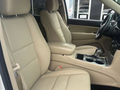 Used 2019 Jeep Grand Cherokee Laredo w/ 18" Wheel & 8.4" Radio Group image 4