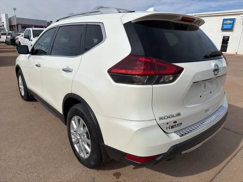 Used 2018 Nissan Rogue SV image 3