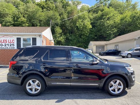 Used 2017 Ford Explorer XLT w/ Equipment Group 202A AWD/4WD image 4