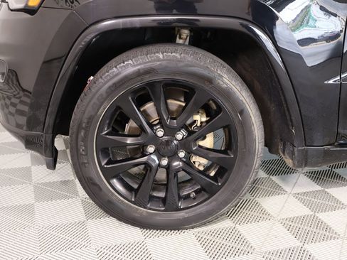 Used 2020 Jeep Grand Cherokee Altitude AWD/4WD image 18