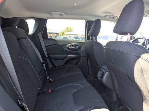 Used 2019 Jeep Cherokee Latitude w/ Popular Appearance Group AWD/4WD image 30