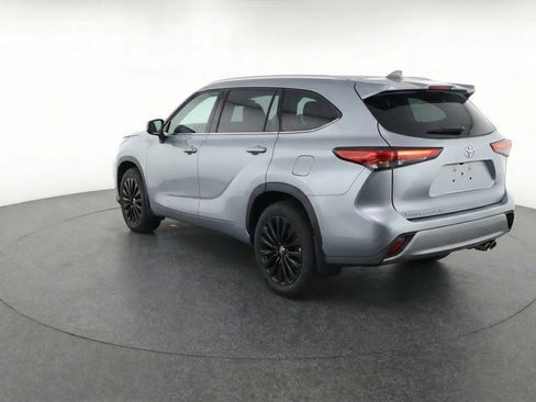 Used 2025 Toyota Highlander XSE image 6