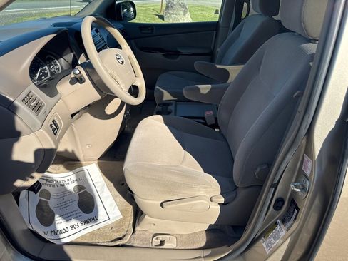 Used 2005 Toyota Sienna LE image 27