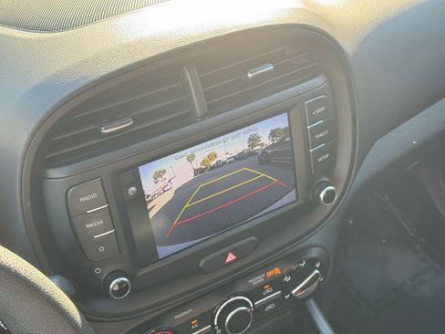 Used 2025 Kia Soul LX w/ LX Technology Package image 22