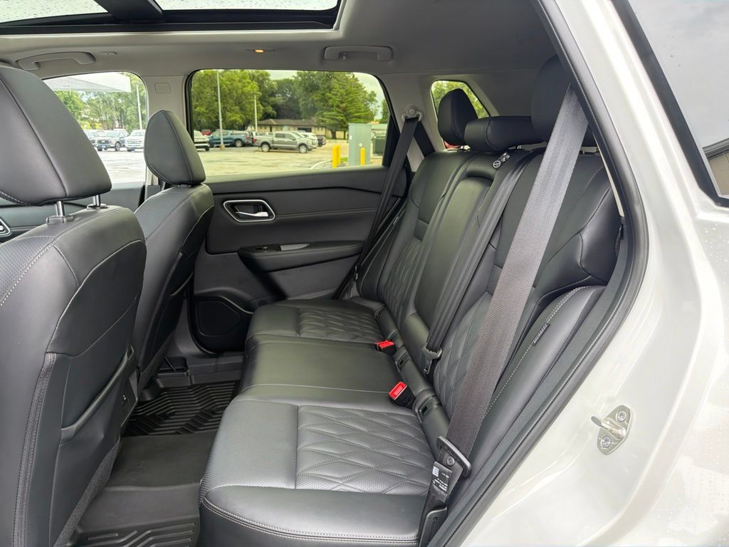 Used 2024 Nissan Rogue Platinum AWD/4WD image 14