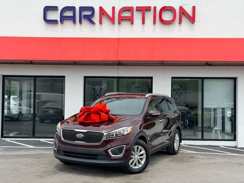 Used 2018 Kia Sorento FWD image 2