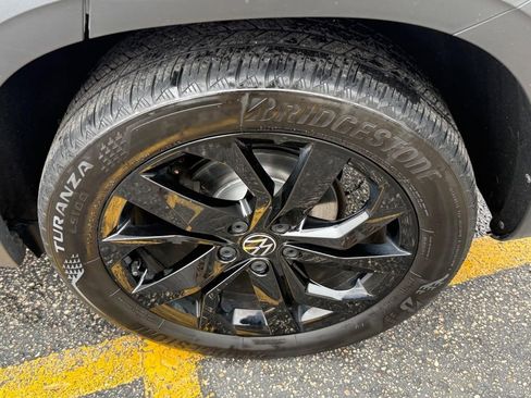 Used 2023 Volkswagen Taos SE w/ Panoramic Sunroof Package image 7