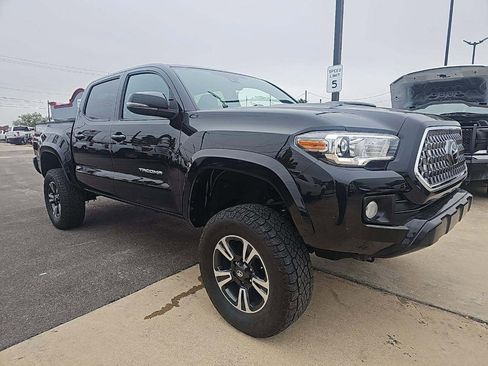 Used 2019 Toyota Tacoma TRD Sport image 3