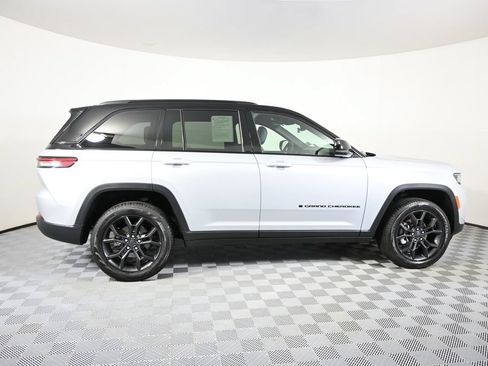 Used 2025 Jeep Grand Cherokee Limited w/ Trailer Tow Package AWD/4WD image 7