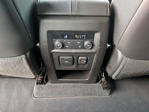 Used 2023 Chevrolet Traverse High Country FWD image 38