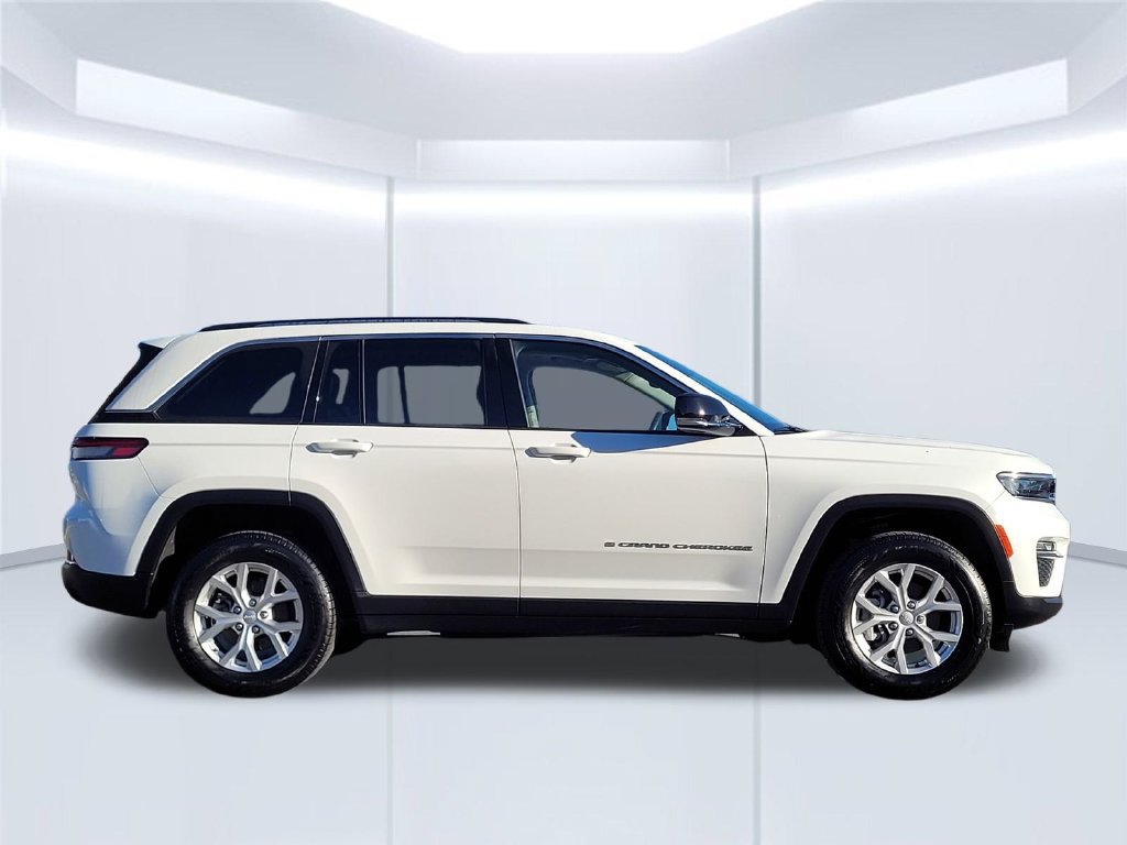 Used 2023 Jeep Grand Cherokee Limited AWD/4WD image 3