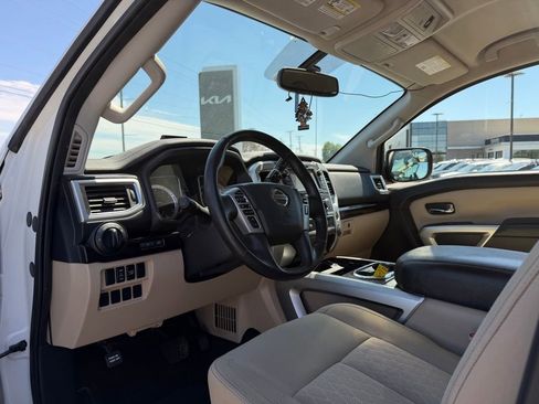 Used 2018 Nissan Titan SV w/ SV Convenience Package RWD image 9