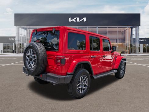 Used 2025 Jeep Wrangler Unlimited Sahara AWD/4WD image 4