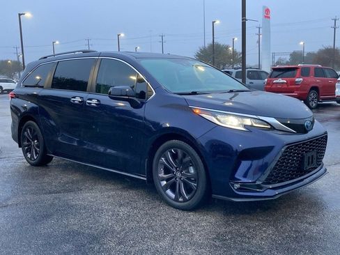 Certified 2022 Toyota Sienna XSE image 3