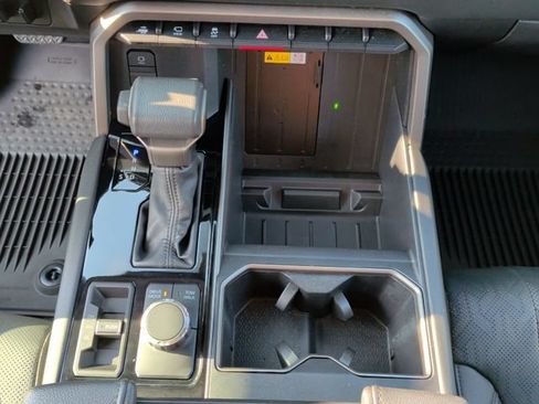 Used 2024 Toyota Tundra Limited AWD/4WD image 19