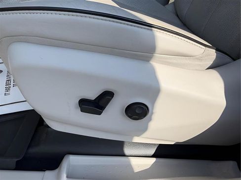 Used 2018 Chrysler Pacifica Limited w/ Advanced Safetytec Group FWD image 24