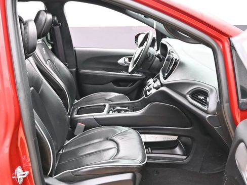 Used 2025 Chrysler Pacifica Limited FWD image 37