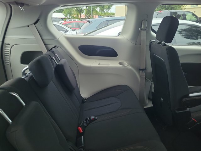 Used 2017 Chrysler Pacifica LX FWD image 4