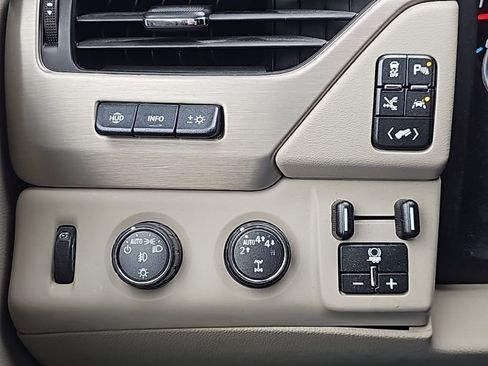 Used 2020 GMC Yukon XL Denali w/ Denali Premium Package image 9