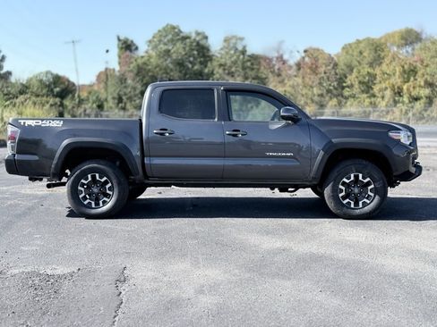 Used 2022 Toyota Tacoma TRD Off-Road image 9