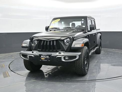 Used 2023 Jeep Gladiator Sport AWD/4WD image 2