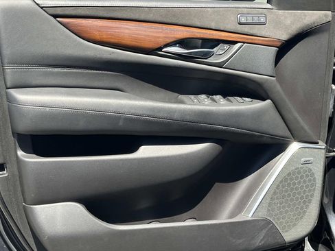 Used 2019 Cadillac Escalade ESV Luxury AWD/4WD image 26