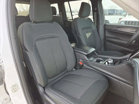 Used 2024 Jeep Grand Cherokee Laredo image 16