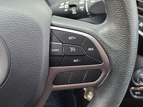 Used 2019 Jeep Cherokee Latitude w/ Popular Appearance Group AWD/4WD image 14