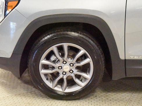Used 2024 GMC Terrain SLT image 12