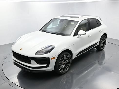 Certified 2025 Porsche Macan AWD/4WD image 31