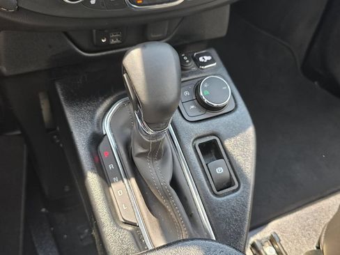 Used 2023 Chevrolet Traverse LT w/ LT Premium Package FWD image 35