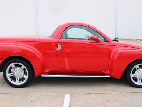 Used 2004 Chevrolet SSR w/ Preferred Equipment Group RWD image 10
