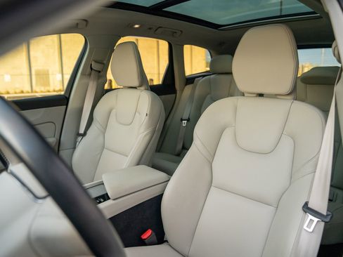 Used 2024 Volvo XC60 B5 Plus w/ Protection Package Premier image 5