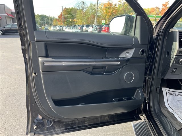 Used 2020 Ford Expedition XLT w/ Equipment Group 202A AWD/4WD image 18
