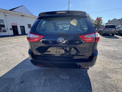 Used 2015 Toyota Sienna L image 10