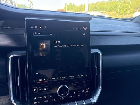 Used 2025 GMC Acadia Elevation w/ Elevation Premium Package AWD/4WD image 12