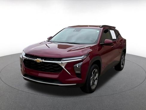 Used 2025 Chevrolet Trax LT FWD image 6