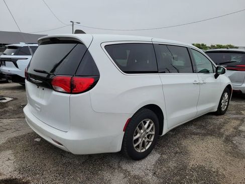 Used 2023 Chrysler Voyager LX image 3