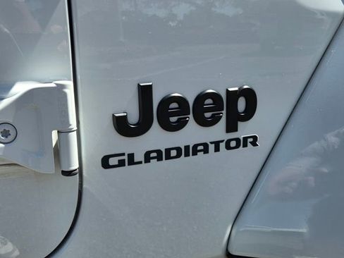 Certified 2021 Jeep Gladiator Sport AWD/4WD image 11