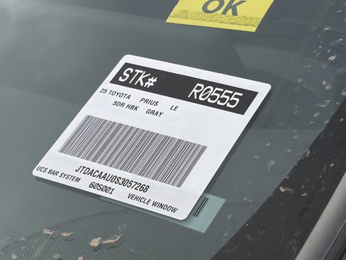 Certified 2025 Toyota Prius LE FWD image 10
