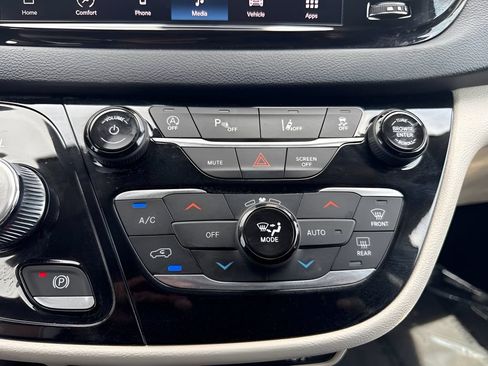 Used 2023 Chrysler Pacifica Touring-L FWD image 19