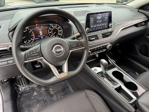 Used 2023 Nissan Altima 2.5 SV image 3