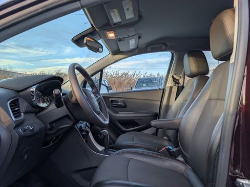 Used 2022 Chevrolet Trax LT w/ LT Convenience Package image 8