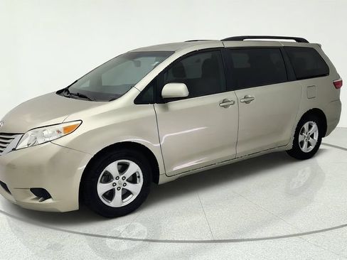 Used 2017 Toyota Sienna LE FWD image 3