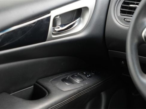 Used 2018 Nissan Pathfinder S image 16