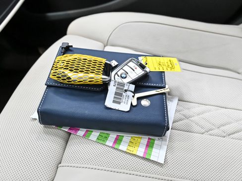 Used 2022 BMW ALPINA B7 xDrive w/ Luxury Rear Seating Package image 68