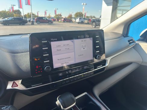 Used 2021 Toyota Sienna XLE image 21