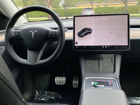 Used 2024 Tesla Model Y Performance image 23