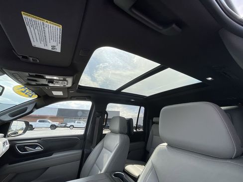 Used 2021 Chevrolet Suburban Z71 w/ Z71 Signature Package AWD/4WD image 19