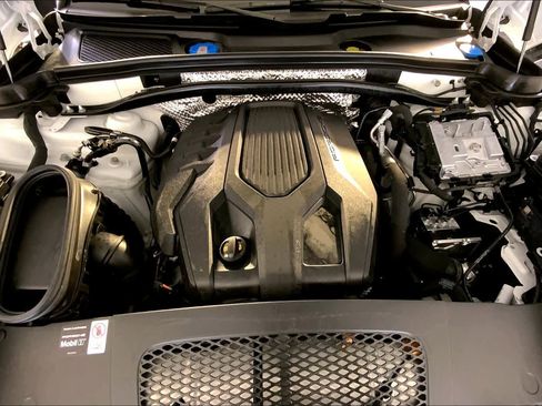 Used 2025 Porsche Macan image 32